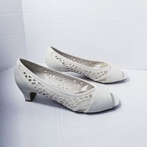 EASY STREET CREAMY WHITE HEELS SIZE 8.5 WIDE